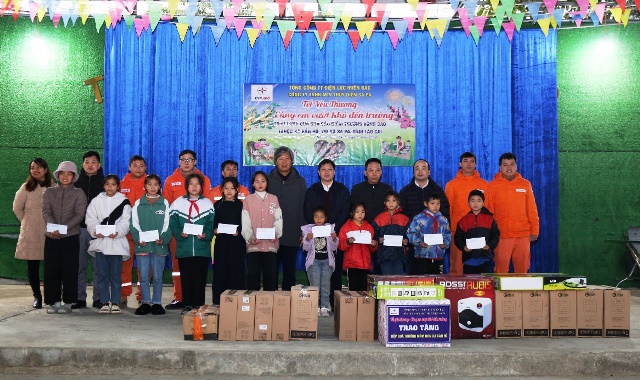 Lãnh đạo EVNNPC trao tặng nhiều phần quà ý nghĩa tại các điểm trường vùng cao thuộc xã bản Hồ, thị xã Sa Pa