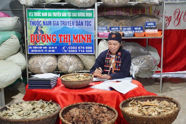 Thuốc nam người Dao Ba Vì: Cảnh giác với các quảng cáo sử dụng hình ảnh bà Dương Thị Minh để bán thuốc nam