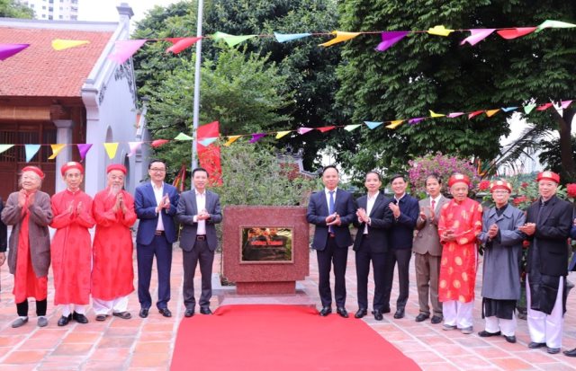 Gắn biển di tích Đình Linh Đàm chào mừng kỉ niệm 20 năm Ngày thành lập quận Hoàng Mai 
