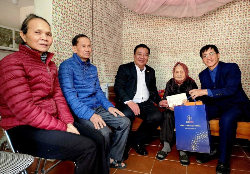 PC Sơn La tặng quà gia đình chính sách và thăm hỏi CBCNV nhân dịp Tết cổ truyền dân tộc