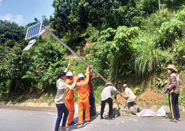 Ngành Điện nghiệm thu công trình “Thắp sáng đường quê” bằng đèn năng lượng mặt trời tại xã Chiềng Lao