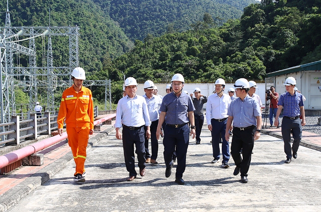 Tổng giám đốc EVNNPT Phạm Lê Phú kiểm tra công tác vận hành tại Truyền tải điện Tây Bắc 2