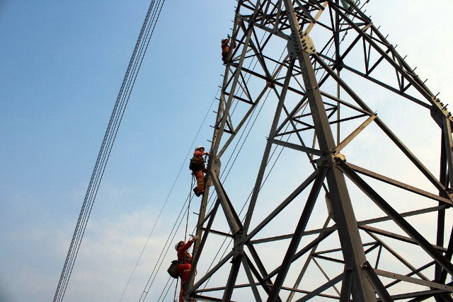 Đoàn công tác EVNNPT và RTEi khảo sát thi công sửa chữa đường dây trên không thuộc Truyền tải điện Hòa Bình