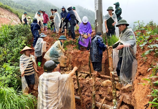 PC Sơn La nỗ lực khôi phục sự cố lưới điện do mưa lũ gây ra trên địa bàn các huyện Mường La, Quỳnh Nhai