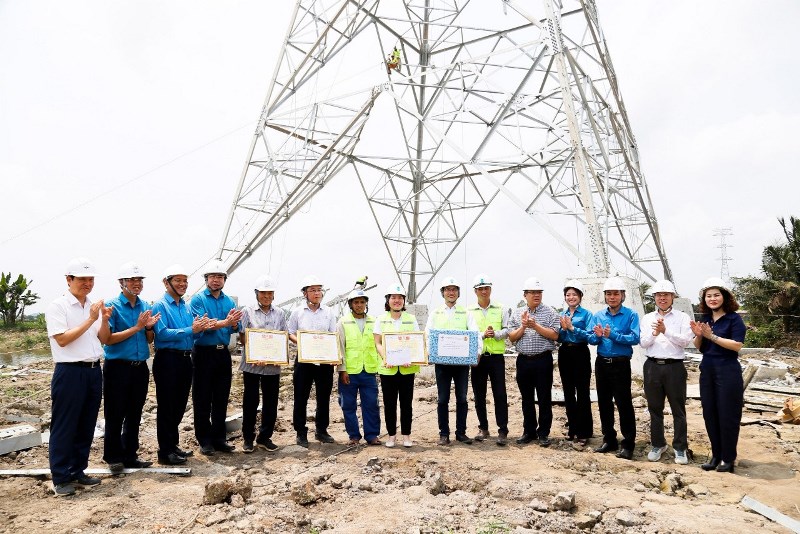 Khen thưởng đột xuất tại công trường cho các đơn vị đầu tiên hoàn thành gói thầu thi công đúc móng Dự án đường dây 500 kV mạch 3