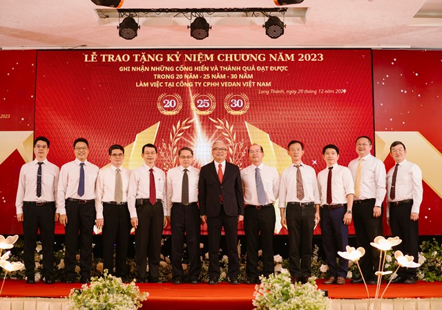 Vedan Việt Nam tổ chức trao tặng Kỷ niệm chương cho nhân viên có thâm niên công tác 20 - 25 - 30 năm