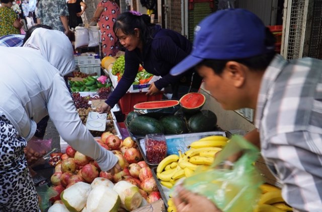 Loạt trái cây Trung Quốc giá rẻ xuất hiện nhiều tại các chợ truyền thống TPHCM