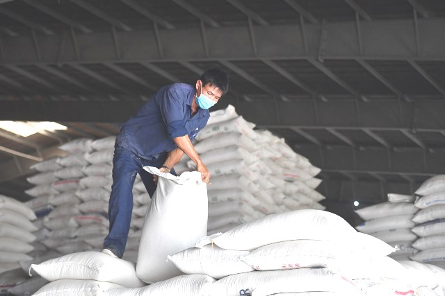Giá xăng dầu, giá gạo nhích tăng đẩy CPI tháng 8 tăng
