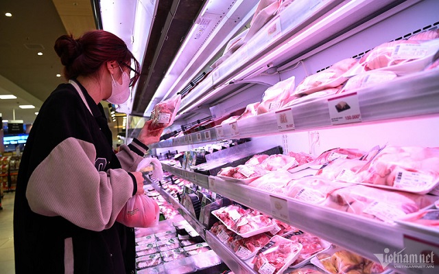 Chuyện hiếm dịp cận Tết, giá thịt lợn trong siêu thị rẻ hơn ở chợ