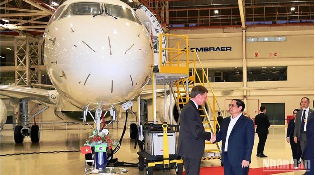 Thủ tướng Phạm Minh Chính thăm Tập đoàn hàng không vũ trụ Embraer