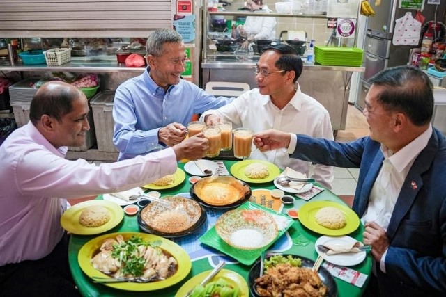 Bữa cơm bình dân toàn đặc sản của Bộ trưởng Ngoại giao Việt Nam ở Singapore