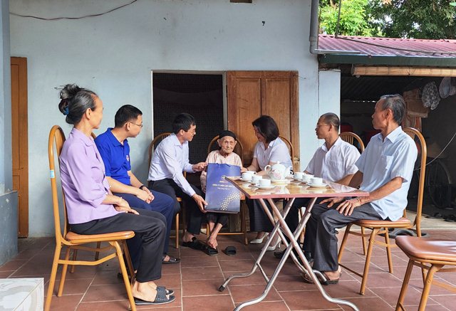 PC Sơn La thăm, tặng quà Mẹ Việt Nam anh hùng và các gia đình chính sách nhân kỷ niệm 76 năm Ngày Thương binh, Liệt sĩ 