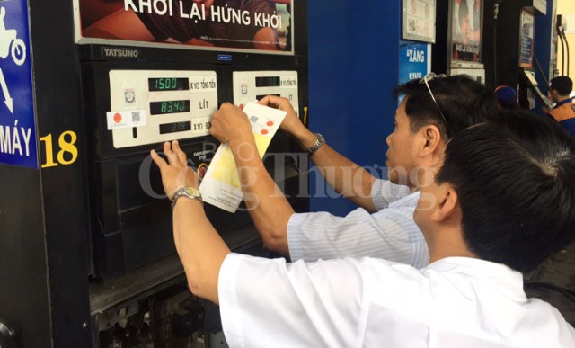 TP.Hồ Chí Minh tổ chức dán tem trên trụ bơm xăng dầu