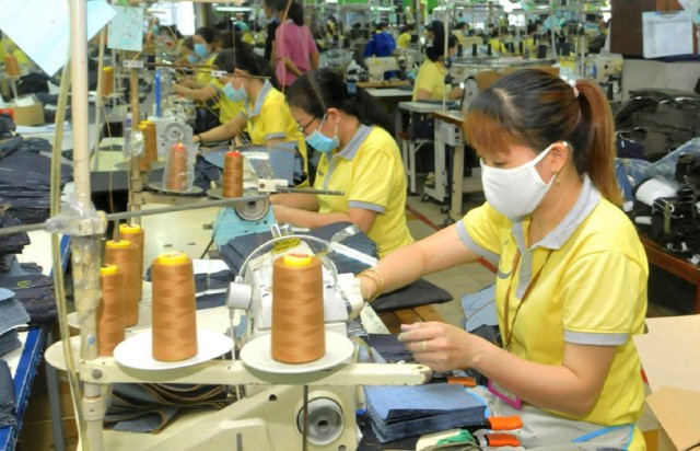 Thành phố Hồ Chí Minh: Giữ nhân lực chờ phục hồi sản xuất