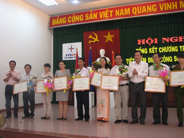 PC Bình Định:  Mùa gặt bội thu từ chương trình thi đua tiết kiệm điện công sở -  năm 2014