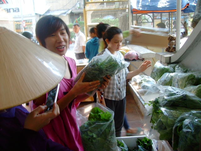 Người Sài Gòn hào hứng với phiên chợ sạch