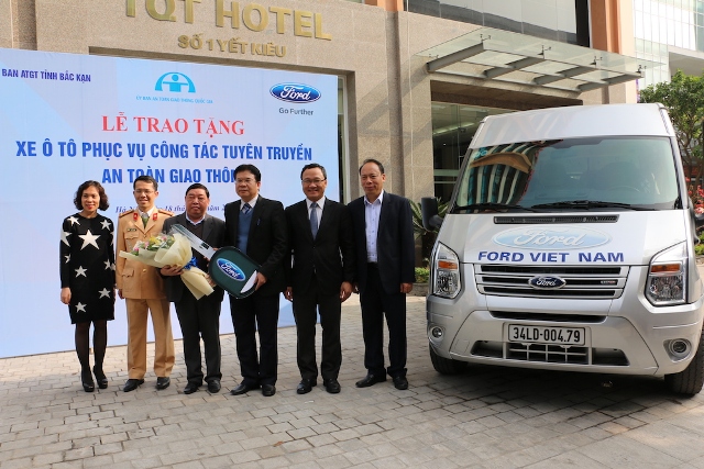 Ford Việt Nam trao tặng xe Ford Transit cho sở Giao thông Vận tải tỉnh Bắc Kạn