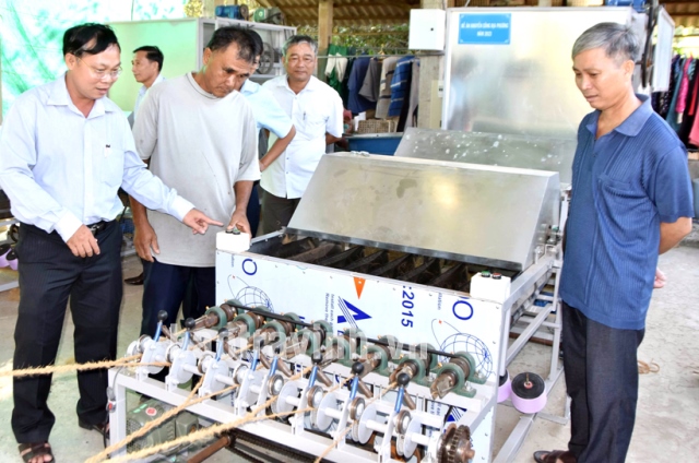 Trà Vinh: Hỗ trợ ứng dụng máy móc trong sản xuất chỉ xơ dừa và kem dừa sáp