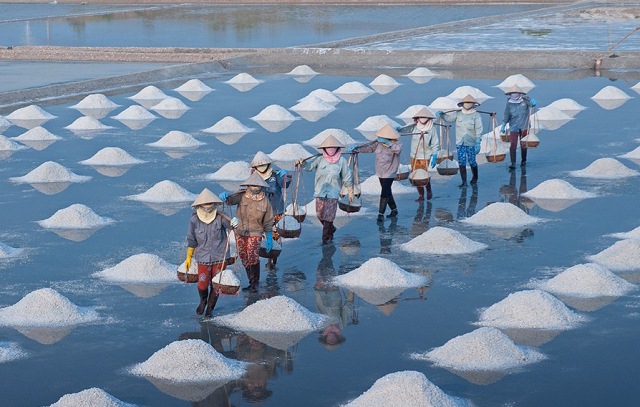 Hà Tĩnh: Đổi mới sản xuất để phát triển nghề muối truyền thống bền vững