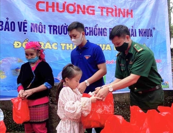 Huyện Phong Thổ lần đầu triển khai Chương trình “Đổi rác thải nhựa lấy quà”