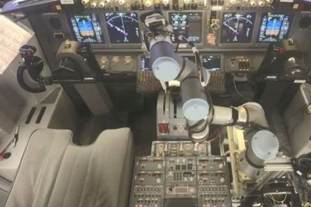 Khám phá robot làm phi công phụ trên máy bay
