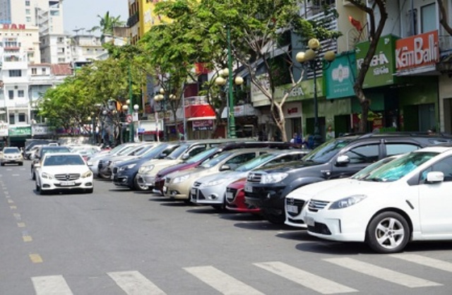 TP HCM: Thu phí đậu xe ô tô dưới lòng đường qua điện thoại