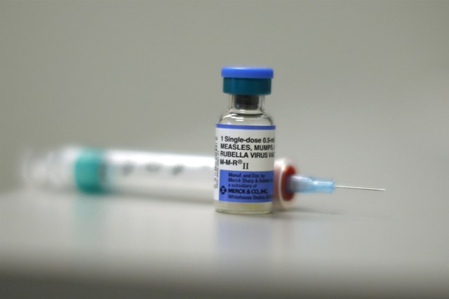 Facebook hạn chế các thông tin chống vaccine