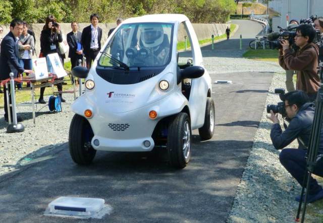Đại học Nhật Bản phát triển xe điện không có ắc-quy, lấy điện từ mặt đường