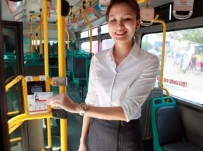 Người Hà Nội làm quen với vé xe buýt điện tử