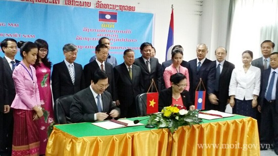 Lễ ký Hiệp định Thương mại giữa Chính phủ nước CHXHCN Việt Nam và Chính phủ nước CHDCND Lào tại Viêng-chăn, Lào