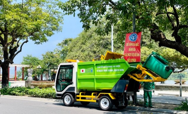 Thí điểm xe tải điện thu gom rác thải ở thành phố Huế- Thúc đẩy giao thông xanh