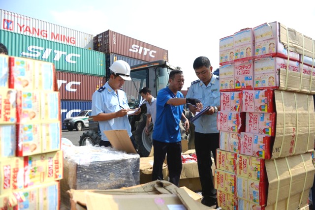 TP. Hồ Chí Minh: Hàng lậu “chui” qua cảng
