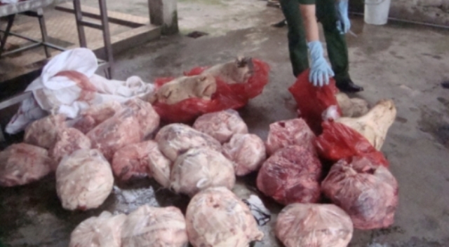 Gần 300kg thịt hôi thối, mốc meo suýt vào các quán ăn ở TP.HCM