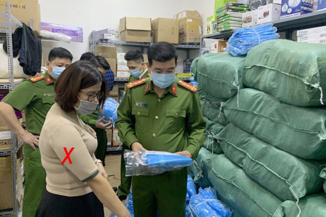 Công an TP Hà Nội khởi tố Phó Giám đốc công ty làm giả số lượng lớn trang phục, thiết bị y tế giả phòng chống dịch Covid-19