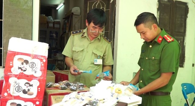 Thu giữ trên 10.000 sản phẩm bánh kẹo nhập lậu trên địa bàn Hà Nội