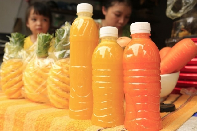 Cẩn thận với nước ép trái cây siêu rẻ bán tràn lan vỉa hè Hà Nội