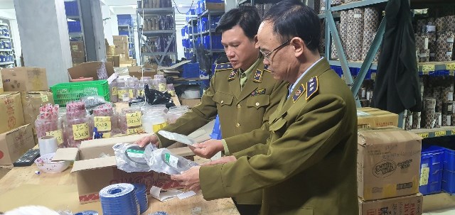 Hàng chục nghìn chiếc gioăng phớt dùng cho máy xúc công trình giả nhãn hiệu SKF bị lật tẩy tại Hà Nội