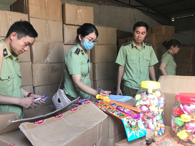 Bắt số lượng lớn bánh kẹo, đồ chơi Trung Quốc nhập lậu đang vận chuyển về Hà Nội tiêu thụ