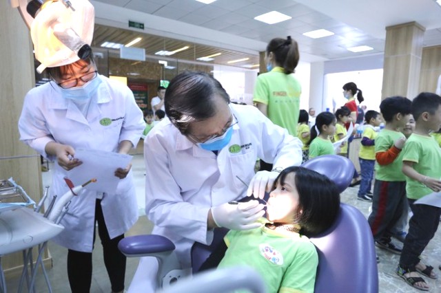 Trường Đại học Kinh doanh và Công nghệ Hà Nội: Khoa Răng Hàm Mặt khám, tư vấn miễn phí răng miệng