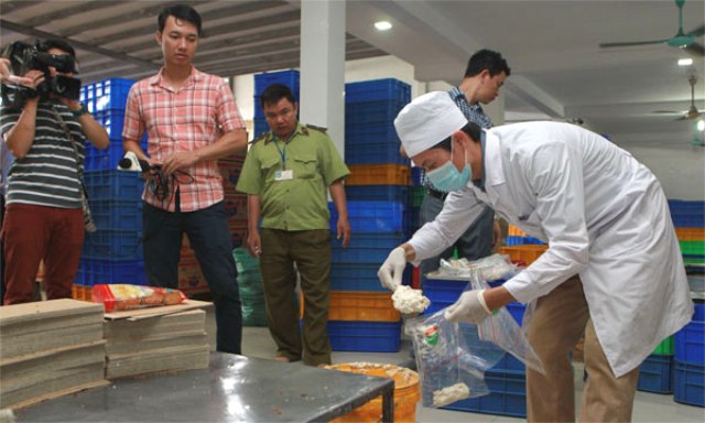 Phát hiện hai cơ sở sản xuất bánh trung thu bẩn tại Hà Nội