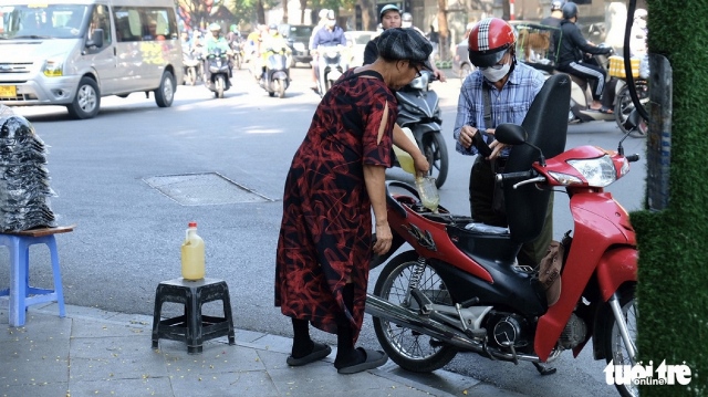Hà Nội yêu cầu dẹp bỏ hoạt động bán xăng lẻ xăng dầu bằng chai, lọ