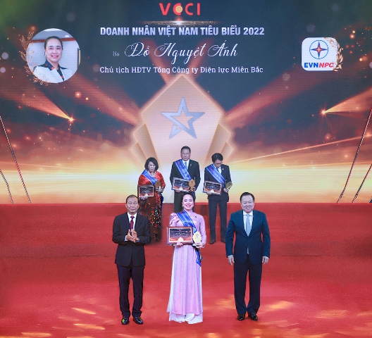 Bà Đỗ Nguyệt Ánh - Chủ tịch HĐTV Tổng công ty Điện lực miền Bắc được vinh danh Doanh nhân Việt Nam tiêu biểu 2022
