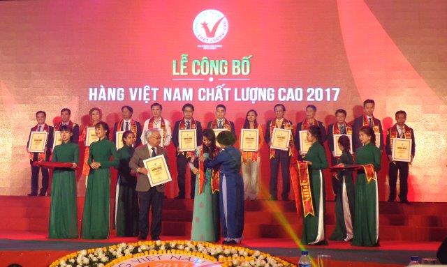 Công bố 592 doanh nghiệp được chứng nhận Hàng Việt Nam chất lượng cao năm 2017 