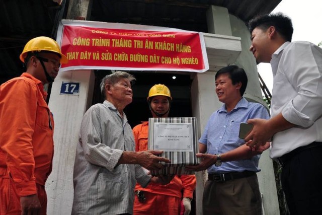 EVN HANOI tiếp tục tri ân khách hàng sử dụng điện trên địa bàn Thủ đô