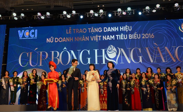 Nữ doanh nhân Việt Nam tiêu biểu - Cúp Bông hồng vàng 2016