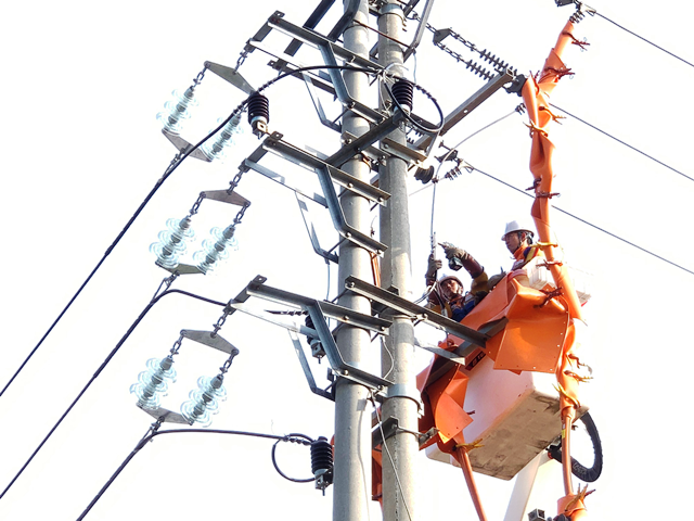 Công ty Điện lực Bắc Giang: Ứng dụng công nghệ Hotline trong sửa chữa điện nhằm đem lại sự hài lòng cho khách hàng