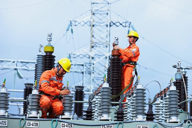 Trên công trường dự án ĐZ và TBA 110 kV Nga Sơn, ĐZ 110 kV Bỉm Sơn - Nga Sơn chuẩn bị đưa vào vận hành