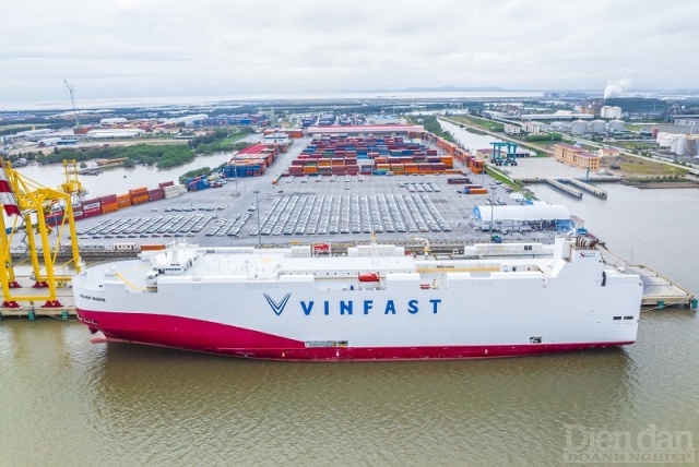 VinFast xuất khẩu lô xe điện VF 8 đầu tiên ra thế giới