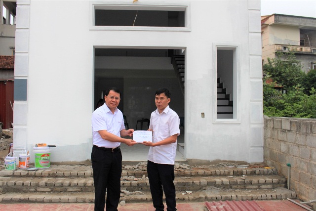 Giám đốc Công ty Điện lực Lạng Sơn đến thăm và trao kinh phí xây dựng nhà “Mái ấm Công đoàn” cho công nhân Nguyễn Minh Ngọc