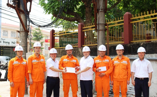Công đoàn Công ty Điện lực Lạng Sơn thăm và tặng quà tháng công nhân năm 2023